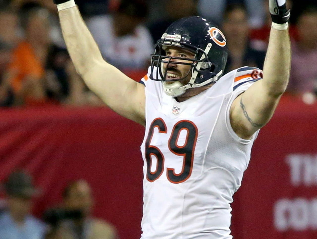 Roberto Garza Re-signs