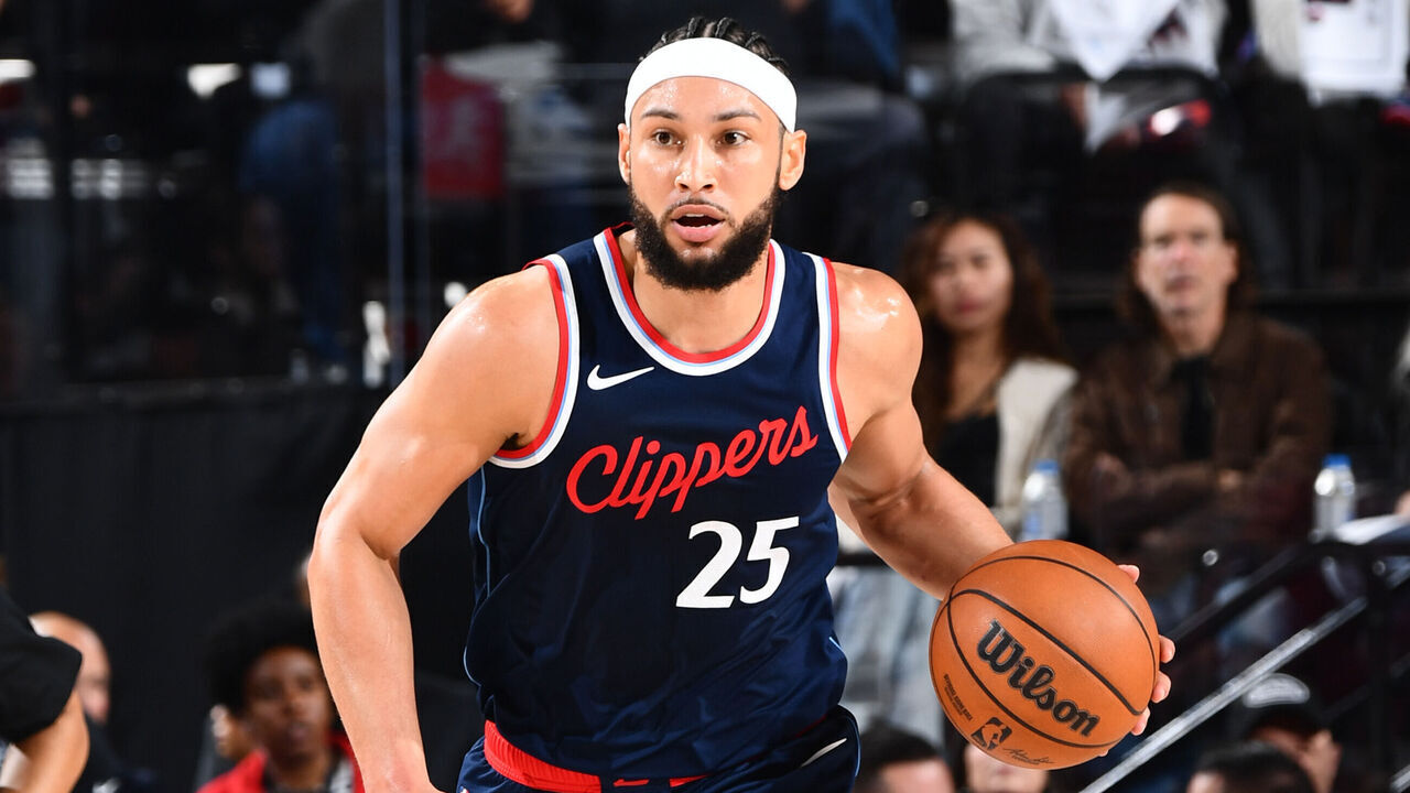 INGLEWOOD, CA - APRIL 24: Ben Simmons #25 of the LA Clippers dribbles the ball during the game against the Denver Nuggets during Round 1 Game 3 of the 2025 NBA Playoffs on April 24, 2025 at Intuit Dome in Los Angeles, California. NOTE TO USER: User expressly acknowledges and agrees that, by downloading and/or using this Photograph, user is consenting to the terms and conditions of the Getty Images License Agreement. Mandatory Copyright Notice: Copyright 2025 NBAE