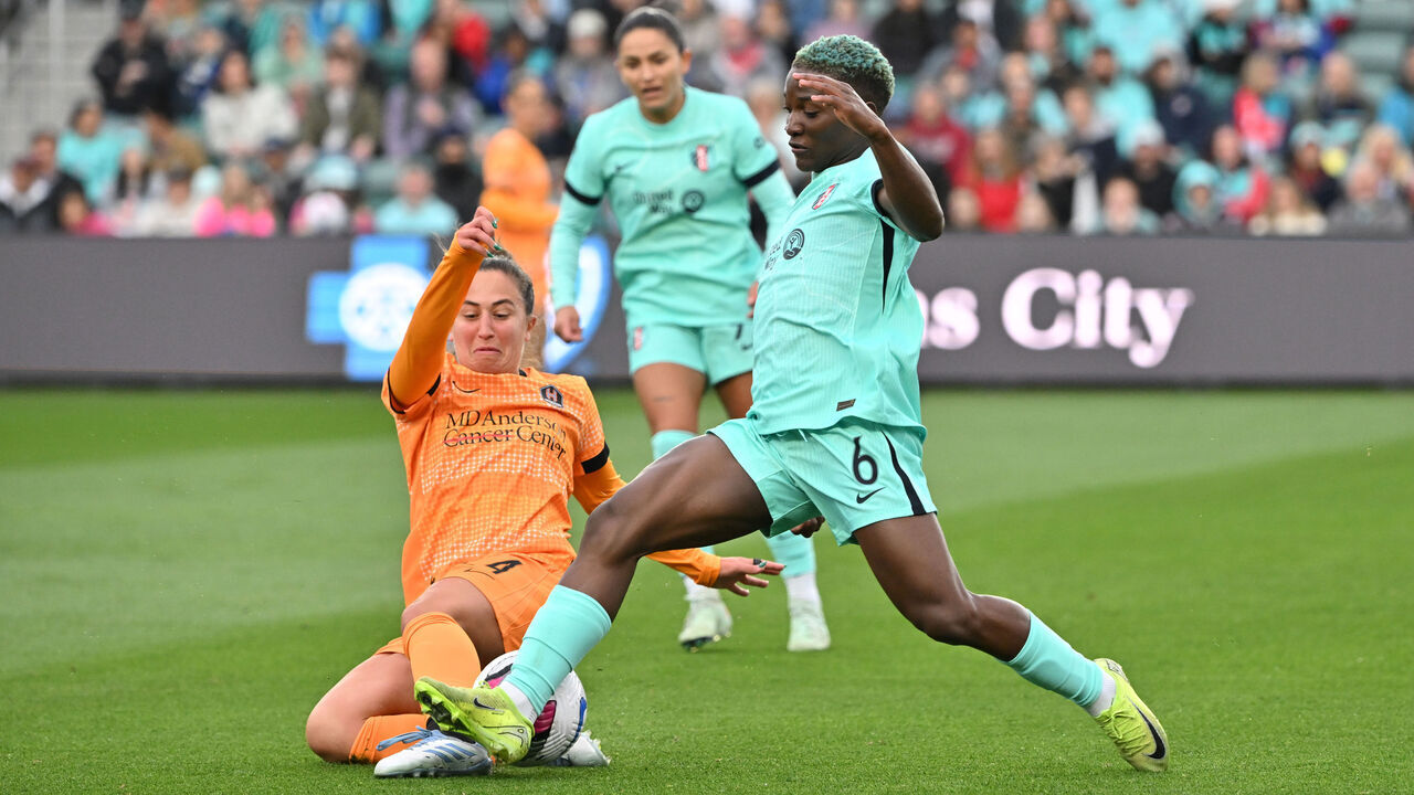 KANSAS CITY, MISSOURI - APRIL 19: Temwa Chawinga #6 of Kansas City Current and Danielle Colaprico #24 of Houston Dash battle for the ball during the NWSL match between Kansas City Current and Houston Dash at CPKC Stadium on April 19, 2025 in Kansas City, Missouri.
