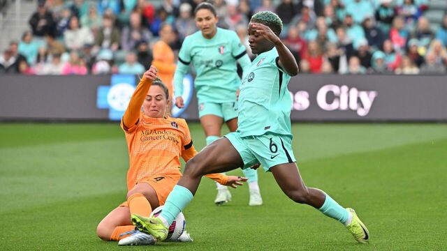 KANSAS CITY, MISSOURI - APRIL 19: Temwa Chawinga #6 of Kansas City Current and Danielle Colaprico #24 of Houston Dash battle for the ball during the NWSL match between Kansas City Current and Houston Dash at CPKC Stadium on April 19, 2025 in Kansas City, Missouri.