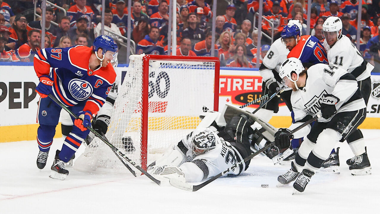 EDMONTON, AB - APRIL 25: Edmonton Oilers Right Wing Evander Kane (91) scores the game tying goal in the third period of game three in the Stanley Cup Playoffs First Round Edmonton Oilers game versus the Los Angeles Kings on April 25, 2025 at Rogers Place in Edmonton, AB.
