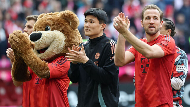 26 April 2025, Bavaria, Munich: Soccer: Bundesliga, Bayern Munich - FSV Mainz 05, Matchday 31, Allianz Arena, Munich's Harry Kane applauds after the game. Photo: Daniel Löb/dpa