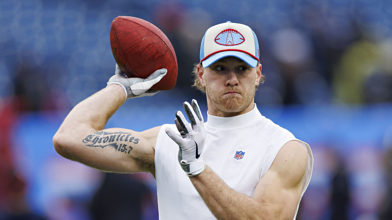 NASHVILLE, TENNESSEE - JANUARY 5: Will Levis #8 of the Tennessee Titans warms up before a game against the Houston Texans at Nissan Stadium on January 5, 2025 in Nashville, Tennessee. The Texans defeated the Titans 23-14.
