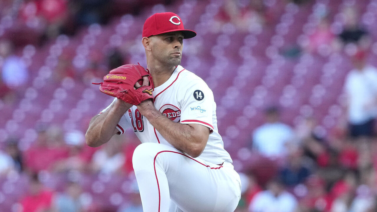 CINCINNATI, OHIO - APRIL 28: Nick Martinez #28 of the Cincinnati Reds pitches during the first inning against the St. Louis Cardinals at Great American Ball Park on April 28, 2025 in Cincinnati, Ohio.
