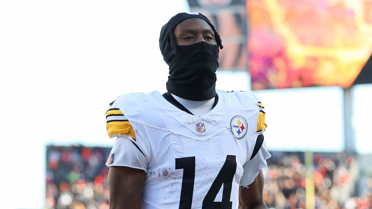 CINCINNATI, OH - DECEMBER 01: Pittsburgh Steelers wide receiver George Pickens (14) jogs off the field at halftime during the game against the Pittsburgh Steelers and the Cincinnati Bengals on December 1, 2024, at Paycor Stadium in Cincinnati, OH.