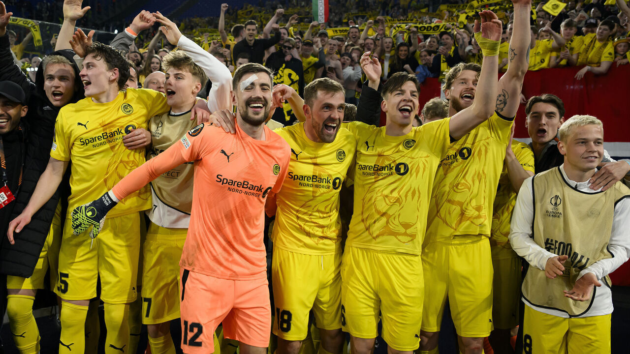 OLIMPICO STADIUM, ROME, ITALY - 2025/04/17: Bodo Glimt players celebrate with fans at the end of the Europa League football match between SS Lazio and Bodo Glimt. Bodo won over Lazio 3-2 after penalties.