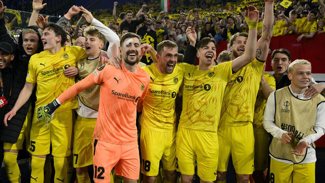 OLIMPICO STADIUM, ROME, ITALY - 2025/04/17: Bodo Glimt players celebrate with fans at the end of the Europa League football match between SS Lazio and Bodo Glimt. Bodo won over Lazio 3-2 after penalties.