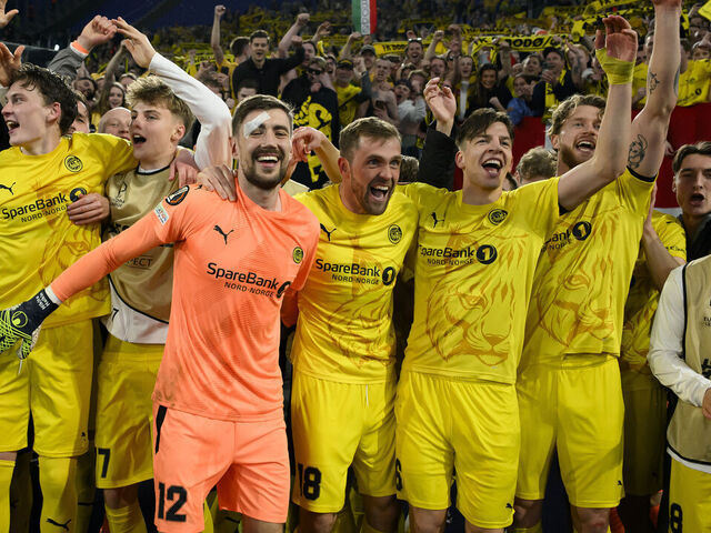 OLIMPICO STADIUM, ROME, ITALY - 2025/04/17: Bodo Glimt players celebrate with fans at the end of the Europa League football match between SS Lazio and Bodo Glimt. Bodo won over Lazio 3-2 after penalties.