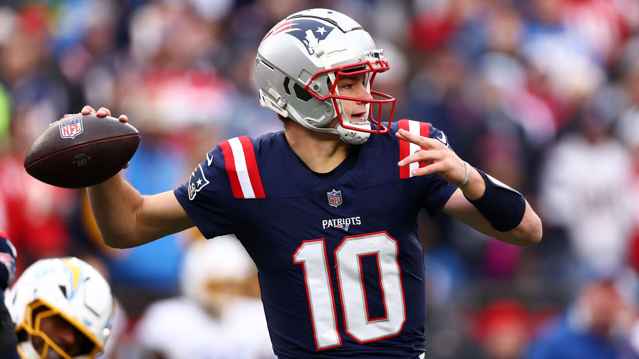 FOXBOROUGH, MASSACHUSETTS - DECEMBER 28: Drake Maye #10 of the New England Patriots throws a pass against the Los Angeles Chargers at Gillette Stadium on December 28, 2024 in Foxborough, Massachusetts.