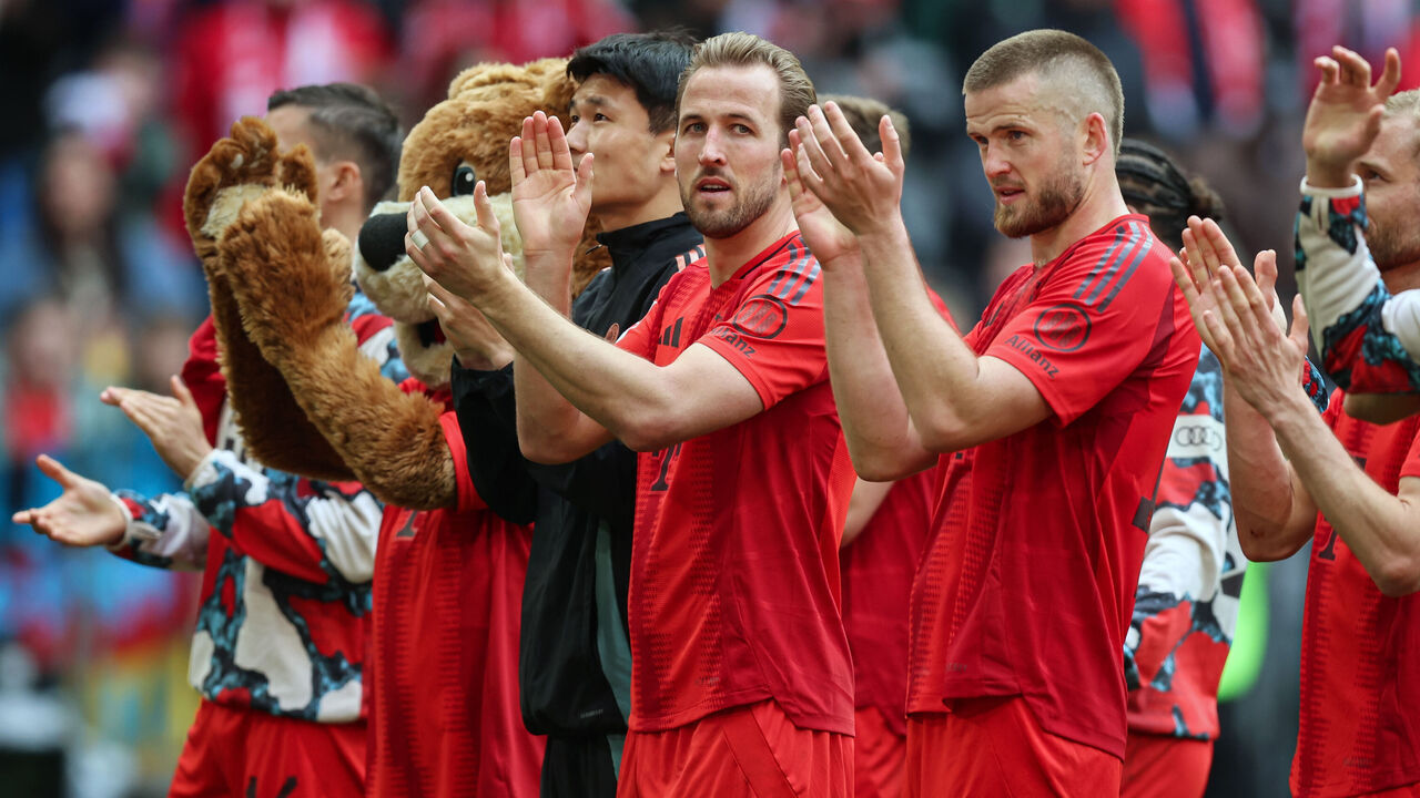 MUNICH, GERMANY - APRIL 26: Harry Kane of FC Bayern Muenchen celebrates with his teammates their sides victory after the Bundesliga match between FC Bayern München and 1. FSV Mainz 05 at Allianz Arena on April 26, 2025 in Munich, Germany.