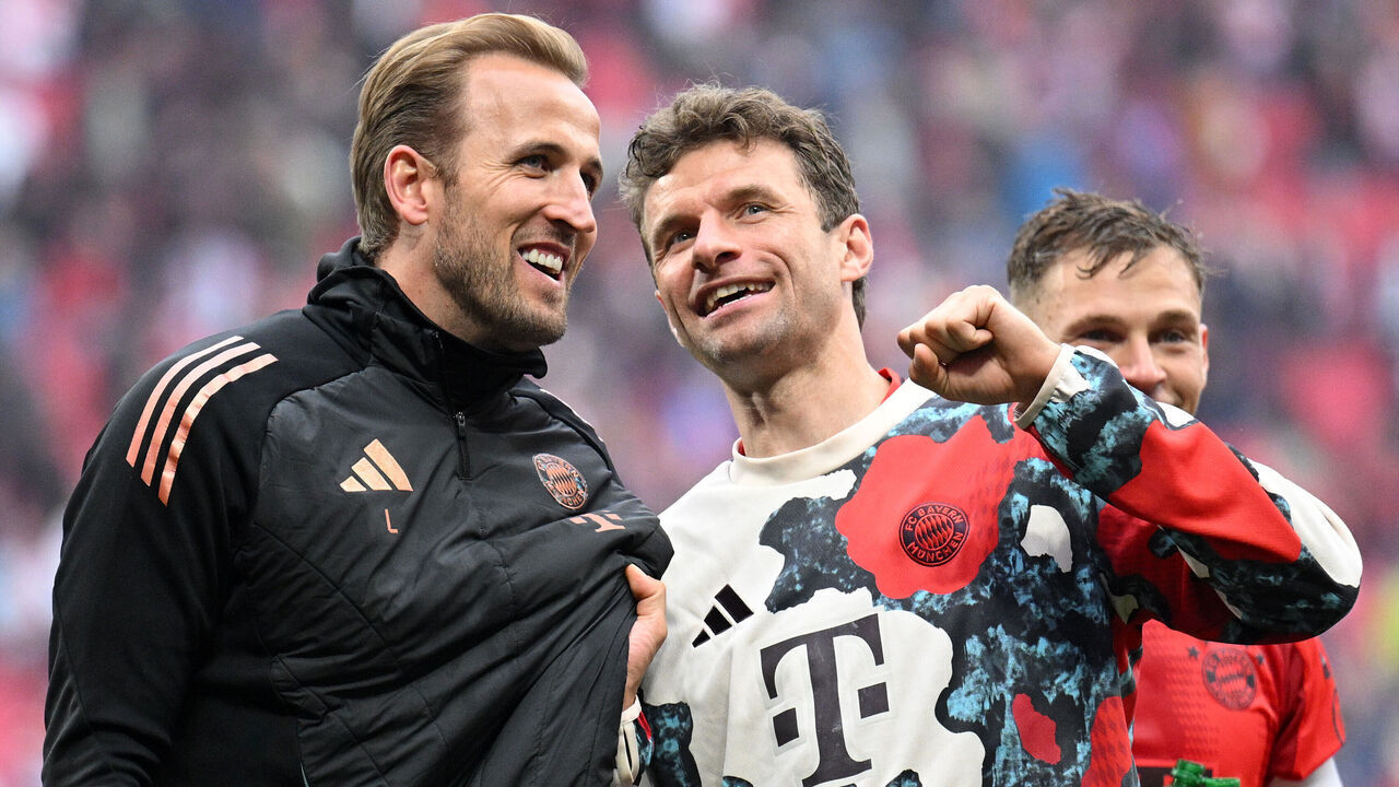 LEIPZIG, GERMANY - MAY 03: Harry Kane of Bayern Munich interacts with teammate Thomas Mueller after the Bundesliga match between RB Leipzig and FC Bayern München at Red Bull Arena on May 03, 2025 in Leipzig, Germany.