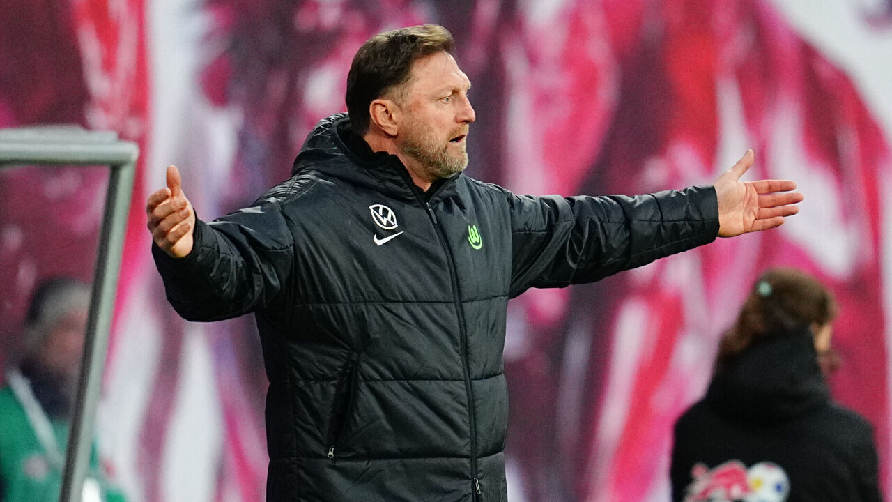 Ralph Hasenhuttl of VfL Wolfsburg gestures during the Bundesliga match between RB Leipzig and VfL Wolfsburg at Red Bull Arena, Leipzig, Germany on November 30, 2024.