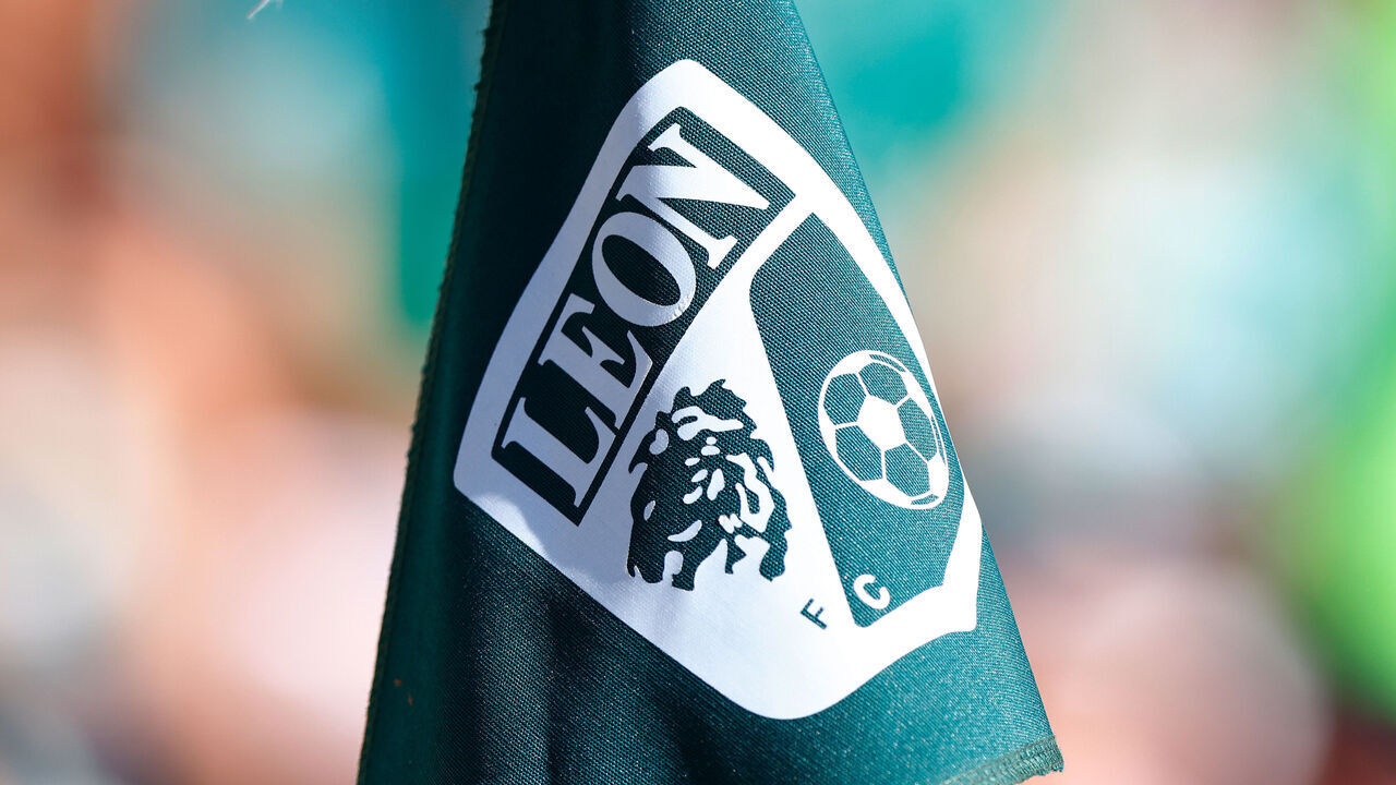 LEON, MEXICO - APRIL 12: Detailed view of the corner flag with the Club Leon logo before the 15th round match between Leon and Puebla as part of the Torneo Clausura 2025 Liga MX at Leon Stadium on April 12, 2025 in Leon, Mexico.