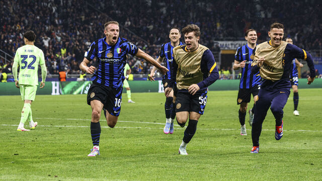 MILAN, ITALY - MAY 06: Davide Frattesi of FC Internazionale celebrates after scoring the his team's fourth goal during the UEFA Champions League 2024/25 Semi Final First Leg match between FC Internazionale Milano and FC Barcelona at Giuseppe Meazza Stadium on May 06, 2025 in Milan, Italy.