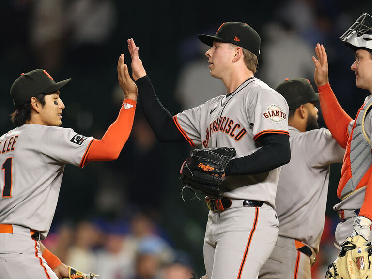 Giants score 9 runs in 11th to beat Cubs in extras