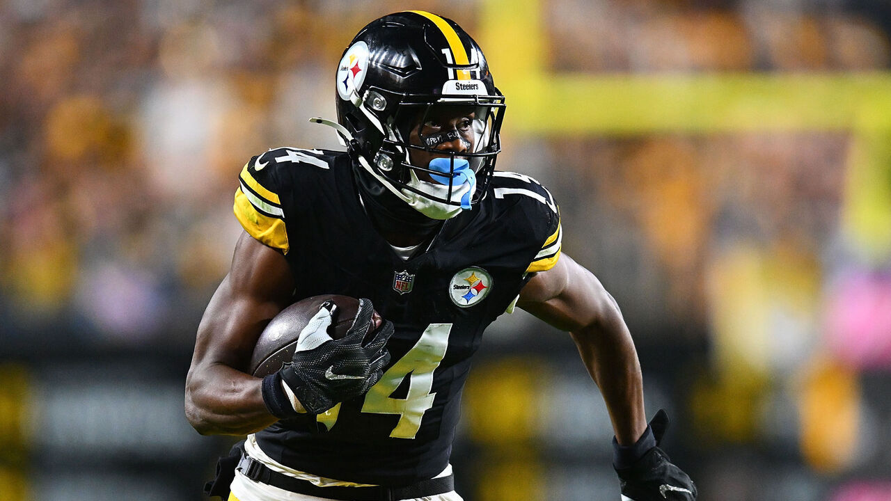 PITTSBURGH, PENNSYLVANIA - OCTOBER 6: George Pickens #14 of the Pittsburgh Steelers in action during the game against the Dallas Cowboys at Acrisure Stadium on October 6, 2024 in Pittsburgh, Pennsylvania.
