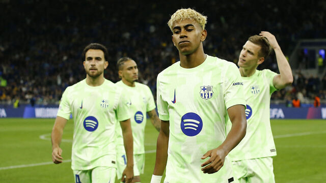 MILAN, ITALY - MAY 6: Lamine Yamal of FC Barcelona walks next to teammates during the UEFA Champions League 2024/25 Semi Final Second Leg match between FC Internazionale Milano and FC Barcelona at Giuseppe Meazza Stadium on May 6, 2025 in Milan, Italy.