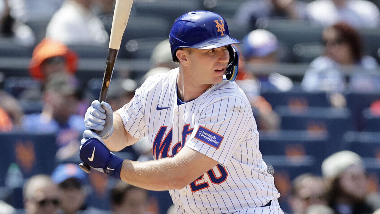 NEW YORK, NEW YORK - MAY 01: Pete Alonso #20 of the New York Mets in action against the Arizona Diamondbacks at Citi Field on May 01, 2025 in New York City. The Diamondbacks defeated the Mets 4-2.