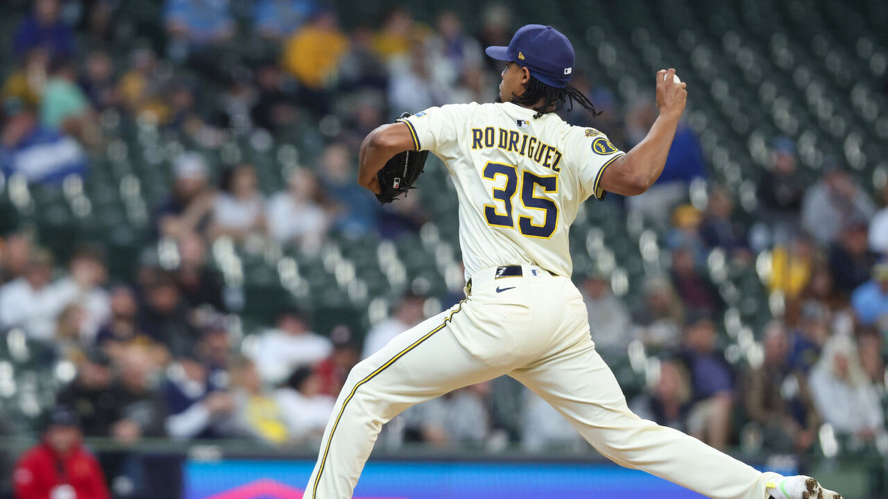 MILWAUKEE, WI - MAY 07: Elvin Rodriguez #35 of the Milwaukee Brewers pitches during the game between the Houston Astros and the Milwaukee Brewers at American Family Field on Wednesday, May 7, 2025 in Milwaukee, Wisconsin.