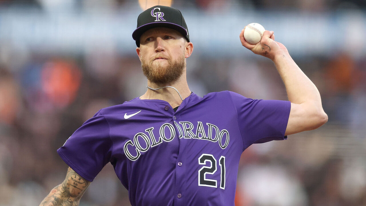 SAN FRANCISCO, CALIFORNIA - MAY 01: Kyle Freeland #21 of the Colorado Rockies pitches against the San Francisco Giants at Oracle Park on May 01, 2025 in San Francisco, California.