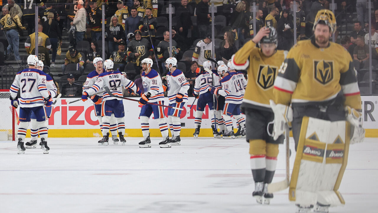 LAS VEGAS, NEVADA - MAY 08: The Edmonton Oilers celebrate after defeating the Vegas Golden Knights 5-4 in overtime of Game Two of the Second Round of the 2025 Stanley Cup Playoffs at T-Mobile Arena on May 08, 2025 in Las Vegas, Nevada.