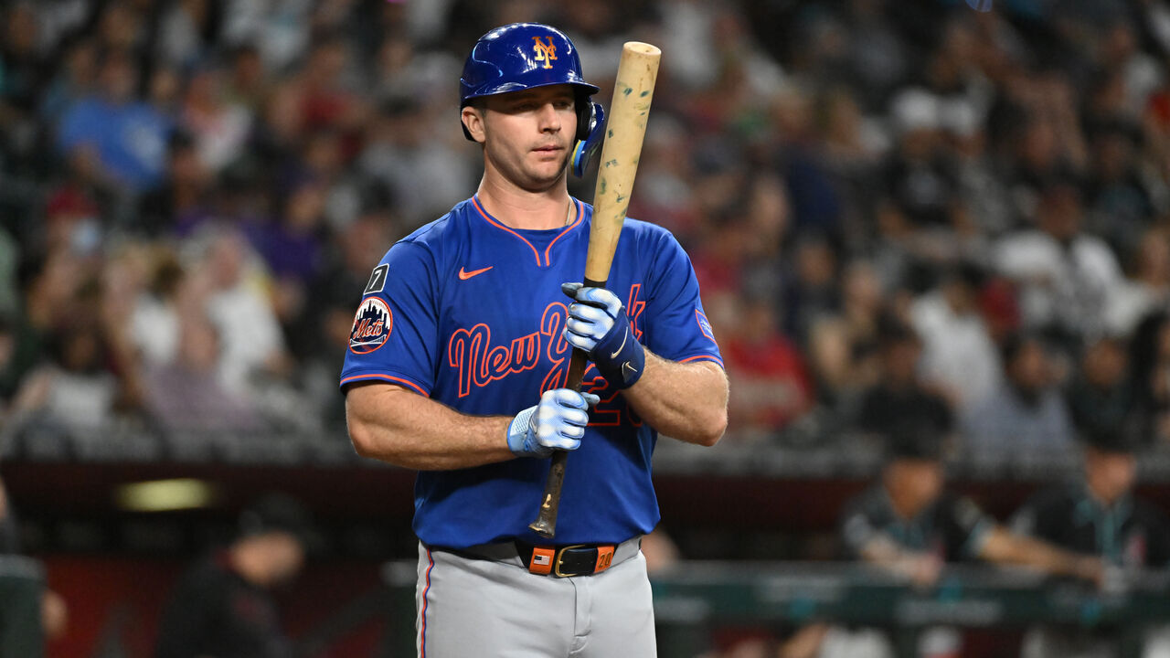 PHOENIX, ARIZONA - MAY 07: Pete Alonso #20 of the New York Mets gets ready in the batters box against the Arizona Diamondbacks at Chase Field on May 07, 2025 in Phoenix, Arizona.
