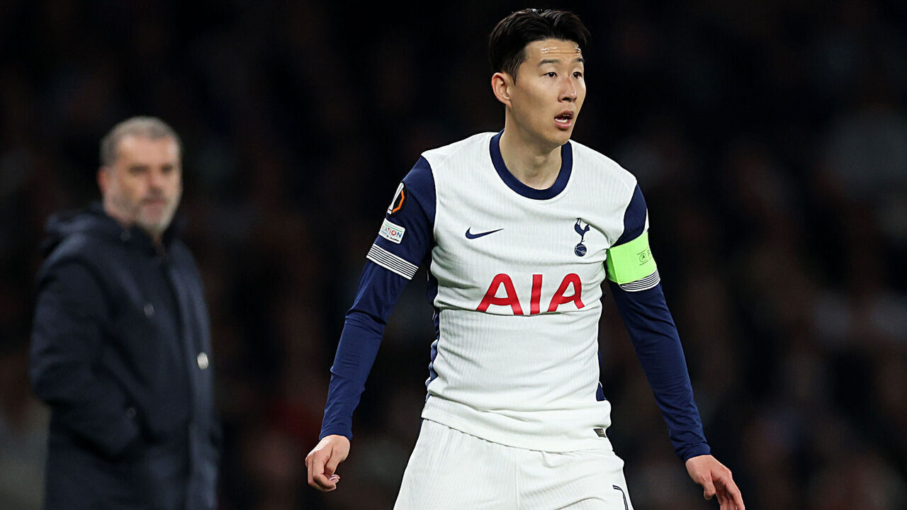 LONDON, ENGLAND - APRIL 10: Son Heung-Min of Tottenham Hotspur and Ange Postecoglou, manager of Tottenham Hotspur, during the UEFA Europa League 2024/25 Quarter Final First Leg match between Tottenham Hotspur and Eintracht Frankfurt at Tottenham Hotspur Stadium on April 10, 2025 in London, England.