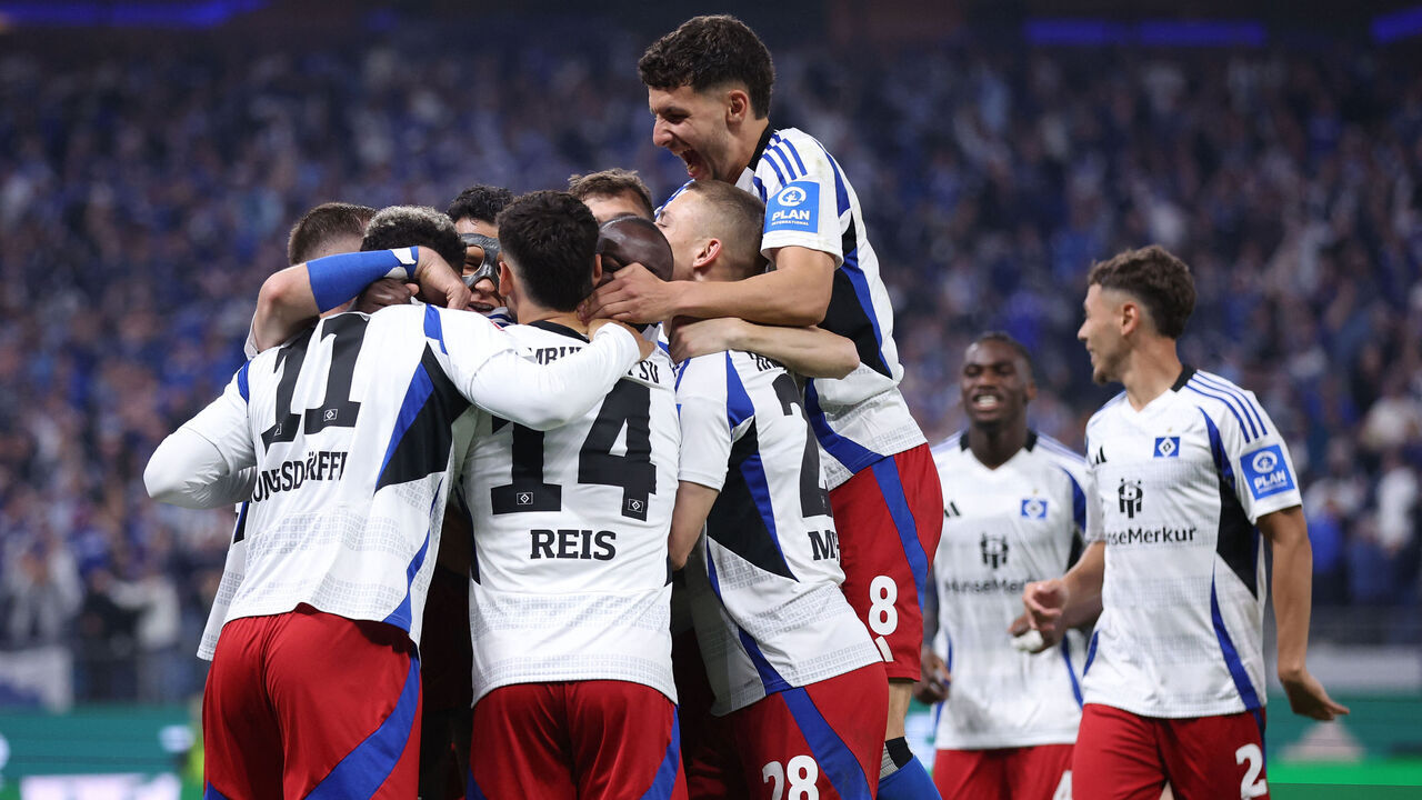 Hamburg's German forward #27 Davie Selke (hidden) celebrates scoring the 4-1 goal with his teammates during the German second division Bundesliga football match between Hamburg SV and SSV Ulm 1846 in Hamburg, northern Germany on May 10, 2025. Hamburg SV will return to play in the first division next season.