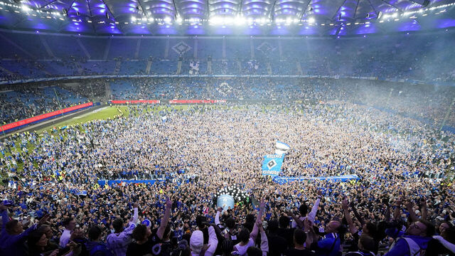 dpatop - 10 May 2025, Hamburgo: Hamburg fans storm the pitch after the match against Ulm and celebrate promotion to the Bundesliga's top flight. Photo: Marcus Brandt/dpa - IMPORTANT NOTICE: The DFL / DFB rules prohibit any use of photographs in the form of image sequences and/or quasi video