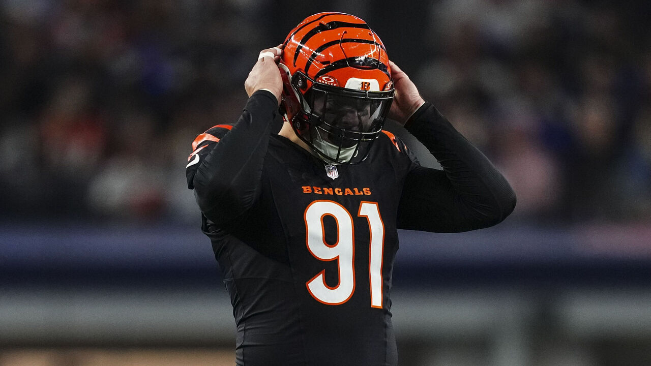 ARLINGTON, TX - DECEMBER 09: Trey Hendrickson #91 of the Cincinnati Bengals lines up before the snap during an NFL football game against the Dallas Cowboys at AT&T Stadium on December 9, 2024 in Arlington, Texas.