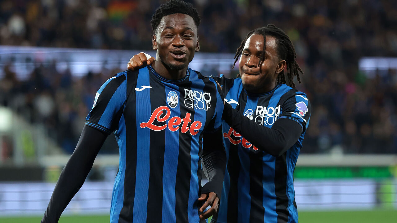 BERGAMO, ITALY - MAY 12: Ibrahim Sulemana of Atalanta celebrates with team mate Ademola Lookman after scoring to give the side a 2-1 lead during the Serie A match between Atalanta BC and AS Roma at Gewiss Stadium on May 12, 2025 in Bergamo, Italy.