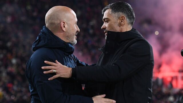 BOLOGNA, ITALY - FEBRUARY 27: Vincenzo Italiano head coach of Bologna embraces Sergio Conceicao head coach of AC Milan during the Serie A match between Bologna and AC Milan at Stadio Renato Dall'Ara on February 27, 2025 in Bologna, Italy.