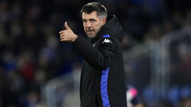 GETAFE, SPAIN - NOVEMBER 22: Paulo Pezzolano head coach of Real Valladolid reacts during the LaLiga match between Getafe CF and Real Valladolid CF at Coliseum Alfonso Perez on November 22, 2024 in Getafe, Spain.