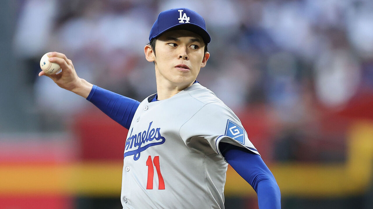 PHOENIX, ARIZONA - MAY 09: Starting pitcher Roki Sasaki #11 of the Los Angeles Dodgers pitches against the Los Angeles Dodgers during the MLB game at Chase Field on May 09, 2025 in Phoenix, Arizona. The Dodgers defeated the Diamondbacks 14-11.