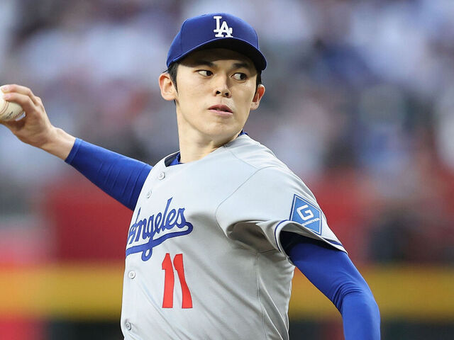 PHOENIX, ARIZONA - MAY 09: Starting pitcher Roki Sasaki #11 of the Los Angeles Dodgers pitches against the Los Angeles Dodgers during the MLB game at Chase Field on May 09, 2025 in Phoenix, Arizona. The Dodgers defeated the Diamondbacks 14-11.