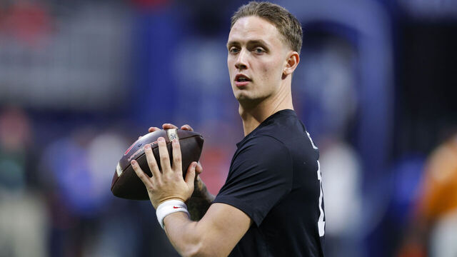 ATLANTA, GEORGIA - DECEMBER 7: Carson Beck #15 of the Georgia Bulldogs warms up prior to the game against the Texas Longhorns in the 2024 SEC Championship at Mercedes-Benz Stadium on December 7, 2024 in Atlanta, Georgia.