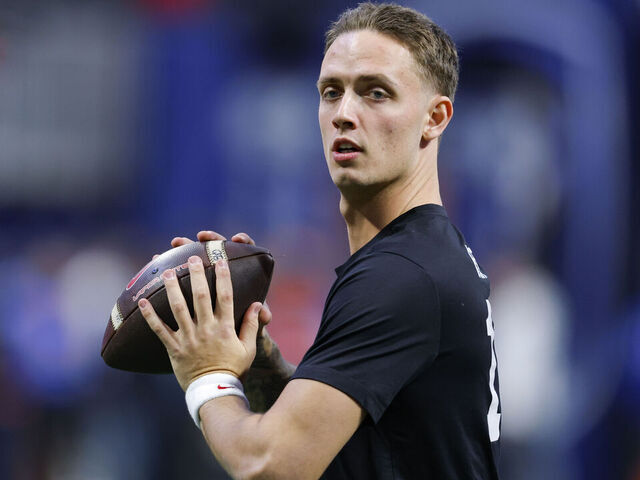 ATLANTA, GEORGIA - DECEMBER 7: Carson Beck #15 of the Georgia Bulldogs warms up prior to the game against the Texas Longhorns in the 2024 SEC Championship at Mercedes-Benz Stadium on December 7, 2024 in Atlanta, Georgia.