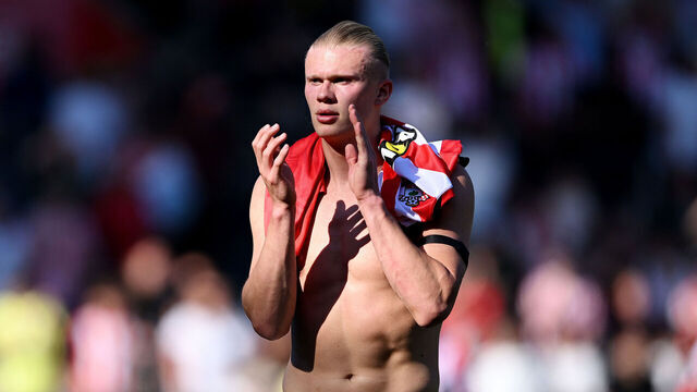 SOUTHAMPTON, ENGLAND - MAY 10: Erling Haaland of Manchester City acknowledges the fans, after the teams 0-0 draw in the Premier League match between Southampton FC and Manchester City FC at St Mary's Stadium on May 10, 2025 in Southampton, England.