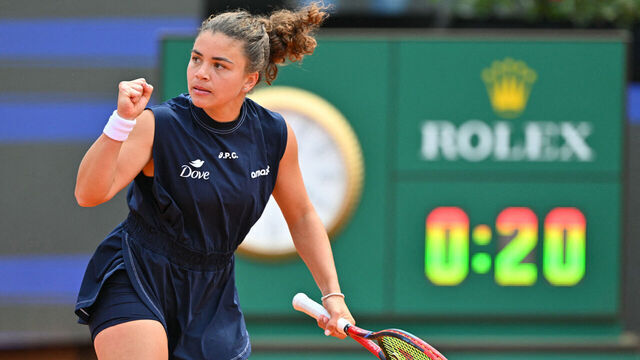 Italy's Jasmine Paolini reacts during the women's singles semi-final match against USA's Peyton Stearns during the WTA Rome Open tennis tournament at Foro Italico in Rome on May 15, 2025.