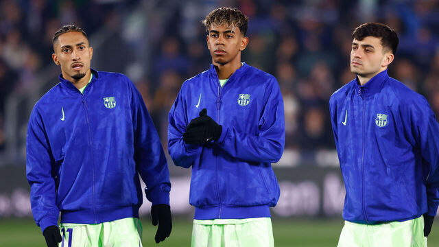 GETAFE, SPAIN - JANUARY 18: Raphael Dias 'Raphinha', Lamine Yamal and Pedro Gonzalez 'Pedri' of FC Barcelona looks on during the Spanish League, LaLiga EA Sports, football match played between Getafe CF and FC Barcelona at Coliseum de Getafe stadium on January 18, 2025, in Madrid, Spain.