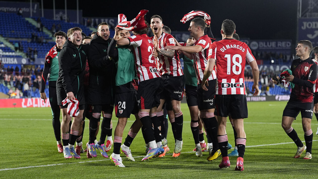 GETAFE, SPAIN - MAY 15: Players of Athletic Club celebrates the victory during the Spanish League, LaLiga EA Sports, football match played between Getafe CF and Athletic Club de Bilbao at Coliseum de Getafe stadium on May 15, 2025, in Getafe, Madrid, Spain.