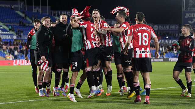 GETAFE, SPAIN - MAY 15: Players of Athletic Club celebrates the victory during the Spanish League, LaLiga EA Sports, football match played between Getafe CF and Athletic Club de Bilbao at Coliseum de Getafe stadium on May 15, 2025, in Getafe, Madrid, Spain.