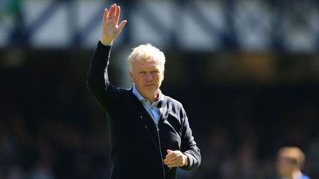 LIVERPOOL, ENGLAND - APRIL 05: David Moyes, Manager of Everton, acknowledges the fans following the Premier League match between Everton FC and Arsenal FC at Goodison Park on April 05, 2025 in Liverpool, England.