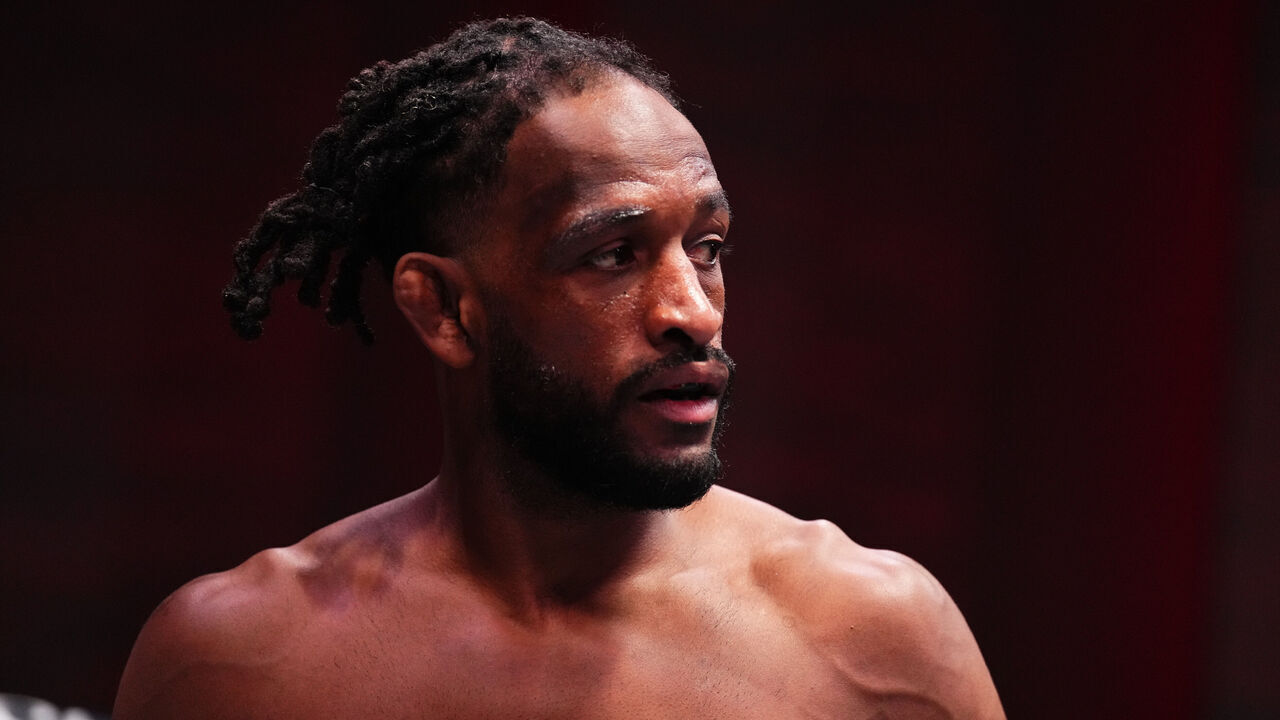 LAS VEGAS, NEVADA - NOVEMBER 09: Neil Magny prepares to face Carlos Prates of Brazil in a welterweight fight during the UFC Fight Night event at UFC APEX on November 09, 2024 in Las Vegas, Nevada.