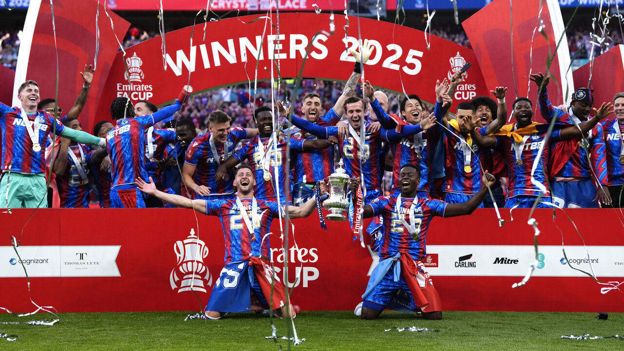 Crystal Palace playeres celebrate with the trophy following the Emirates FA Cup final at Wembley Stadium, London. Picture date: Saturday May 17, 2025.