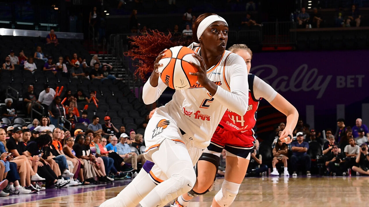 PHOENIX, AZ - SEPTEMBER 5: Kahleah Copper #2 of the Phoenix Mercury drives to the basket during the game against the Washington Mystics on September 5, 2024 at Footprint Center in Phoenix, Arizona. Mandatory Copyright Notice: Copyright 2024 NBAE