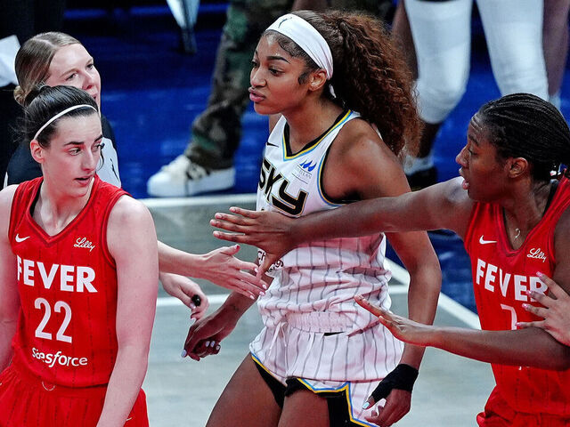 Clark: Flagrant foul for shoving Reese 'nothing malicious' | theScore.com