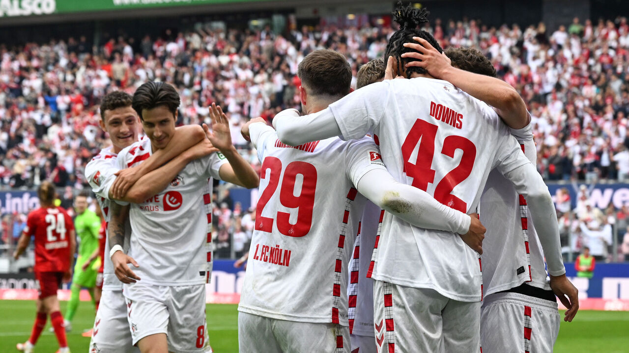 18 May 2025, North Rhine-Westphalia, Cologne: Soccer, Bundesliga 2, 1. FC Köln - 1. FC Kaiserslautern, Matchday 34, RheinEnergieStadion, Cologne players celebrate the 2:0 goal. IMPORTANT NOTE: In accordance with the regulations of the DFL German Football League and the DFB German Football Association, it is prohibited to use or have used photographs taken in the stadium and/or of the match in the form of sequential images and/or video-like photo series. Photo: Federico Gambarini/dpa