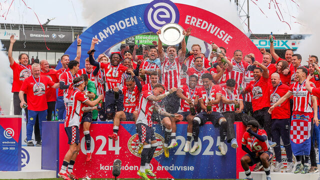 ROTTERDAM, NETHERLANDS - MAY 18: Ivan Perisic of PSV, Ryan Flamingo of PSVMalik Tillman of PSV, Sergino Dest of PSV, Luuk de Jong of PSV, Noa Lang of PSV, Mauro Junior of PSV, Olivier Boscagli of PSV, Joey Veerman of PSV, Ismael Saibari of PSV, Tyrell Malacia of PSV, Armando Obispo of PSV, Johan Bakayoko of PSV, Esmir Bajraktarevic of PSV, Guus Til of PSV, Couhaib Driouech of PSV, Isaac Babadi of PSV, Tygo Land of PSV, Richard Ledezma of PSV, Adamo Nagalo of PSV, Walter Benitez of PSV, Joel Drommel of PSV, Niek Schiks of PSV celebrating the win of the Eredivisie Trophy during the Dutch Eredivisie match between Sparta Rotterdam and PSV at Sparta-stadion Het Kasteel on May 18, 2025 in Rotterdam, Netherlands.