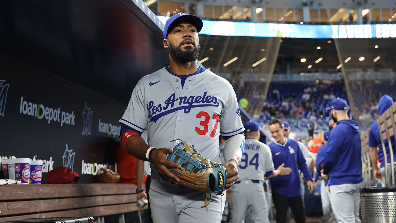 MIAMI, FL - MAY 05: Los Angeles Dodgers outfielder Teoscar Hernández (37) takes the field before the game between the Los Angeles Dodgers and the Miami Marlins on Tuesday, ay 5, 2025 at LoanDepot Park in Miami, FL.